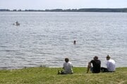 Rekreanti sa kúpu v rekreačnom stredisku Lúč na Zemplínskej šírave.