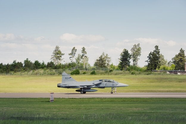 Gripen sa chystá vzlietnuť zo švédskeho mesta Linköping. (zdroj: Erika Gerdemark — Bloomberg)