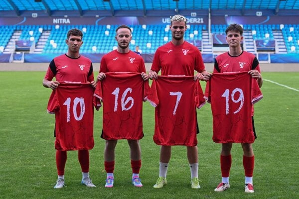 Nové posily pre ročník 2025/2026 FC Topoľčany, zľava :
Nicolas Grác č.10, Martin Kutiš č.16, Juraj Olach č.7, Erik Furek č.19