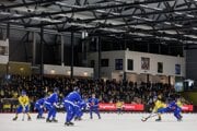 Momentka z finále MS 2025 v bandy medzi Švédskom a Fínskom.