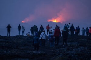 Ľudia sledujú sopečnú erupciu v blízkosti Grindaviku na Islande.