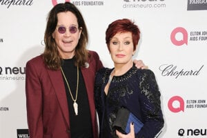 Na archívnej snímke z 22. februára 2015 Ozzy Osbourne (vľavo) a jeho manželka Sharon Osbourneová.