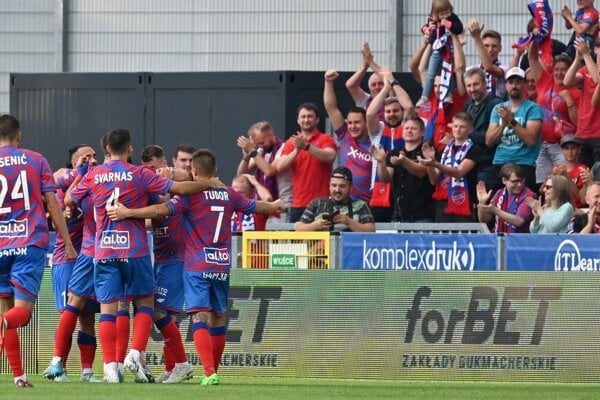 Futbalisti tímu Raków Čenstochová. 