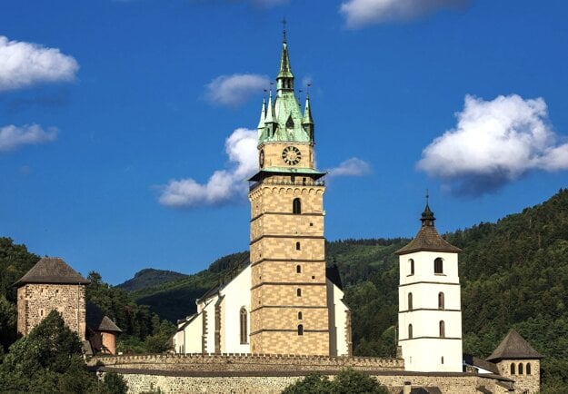 Veža kostola sv. Kataríny po komplexnej rekonštrukcii v roku 2024. (zdroj: Múzeum mincí a medailí v Kremnici)
