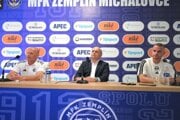 zľava tréner Anton Šoltis, manažér klubu Ivan Gondor a nová posila klubu Lukáš Pauschek