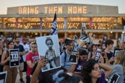 Protest v Tel Avive proti vojne v Pásme Gazy. V pozadí je nápis "dostaňte ich domov" - odvolávka na rukojemníkov hnutia Hamas. 