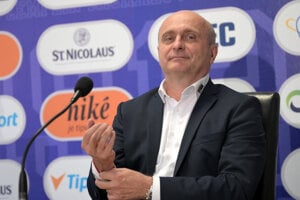 Generálnemu manažérovi futbalového klubu podpálili dve autá. Nezastrašia ma, neodídem, hovorí
