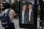 Plagát s americkým prezidentom Donaldom Trumpom a Jeffreym Epsteinom neďaleko amerického veľvyslanectva v Londýne.