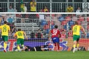 Brankár Ľubomír Belko inkasuje gól z penalty.