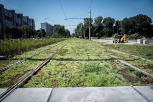 Zastávka Jungmannova, križovatka ciest Jantárova cesta a Rusovská cesta.