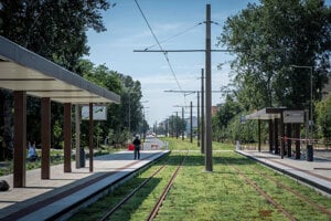 Zastávka Zrkadlový háj, križovatka s cestou Romanova.