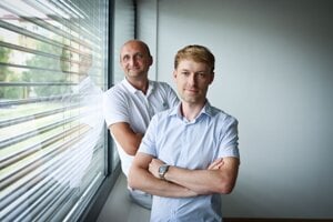 Juraj Bednár (vpredu) a Matej Likavec zo spoločnosti Irisimo.