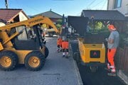 Finišér - špecializovaný stroj na úpravu a opravu povrchov chodníkov, ciest a iných asfaltových či betónových plôch. 