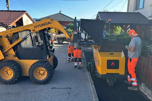 Finišér - špecializovaný stroj na úpravu a opravu povrchov chodníkov, ciest a iných asfaltových či betónových plôch. 