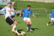 Dolné Krškany (v bielom) priviedli zvučné posily, Veľké Zálužie (v modrom) spravilo až trinásť zmien.