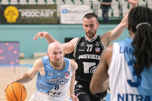 Lukáš Bolek (v čiernom drese) je novou posilou klubu Nitra Blue Wings. 