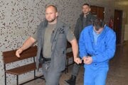 Patrika priviedla na úplne prvé pojednávanie vlani vo februári justičná stráž.