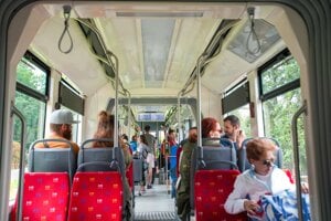 V Petržalke začala premávať električka až na koniec mestskej časti.
