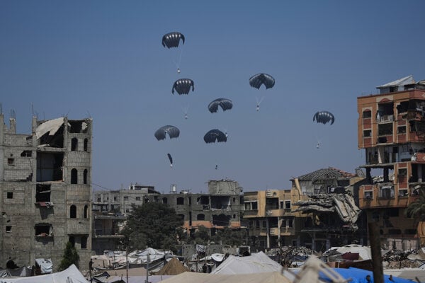 Zhadzovanie humanitárnej pomoci z lietadiel.