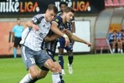 zľava Alex Markovič (Podbrezová) a Vladimír Perišic (Košice) bojujú o loptu