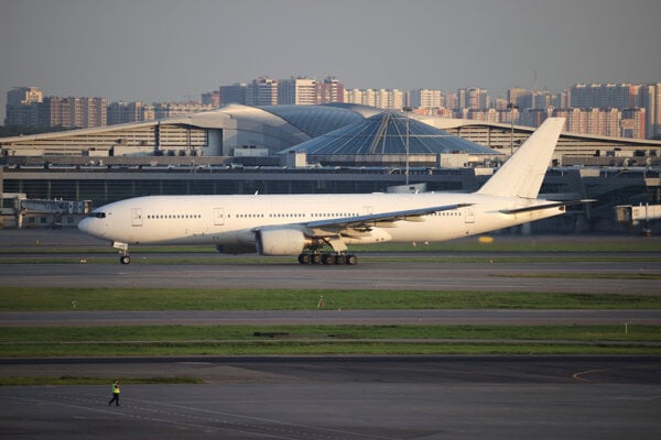 Boeing 777-200ER ruskej spoločnosti Nordwind Airlines roluje na štart na prvý let spájajúci Moskvu a Pchjongjangom.