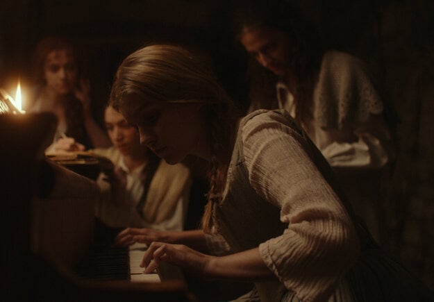Teresa nie je školená hudobníčka, ale dokáže hudbou spontánne vyjadriť svoje pocity. (zdroj: Film Europe)