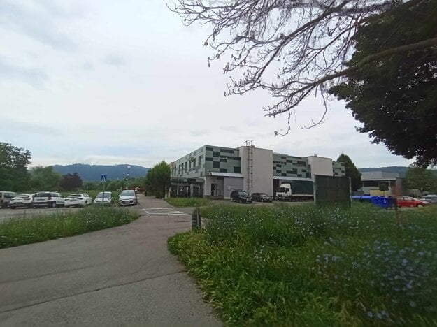 Pri obchodnom centre je v súčasnosti chodník a rampa. (zdroj: Simona Vozafová)
