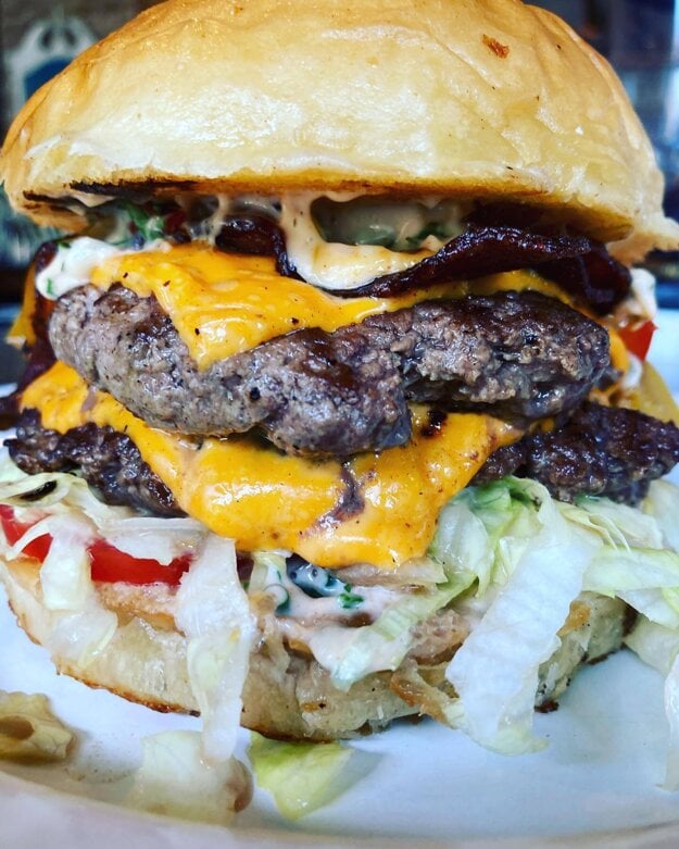 Štavnatý burger v Porkbelly. (zdroj: Porkbelly Web)