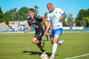 Sebastián Gembický (zľava) v drese Rimavskej Soboty, v súboji s Marekom Janečkom zo Spišskej Novej Vsi. 