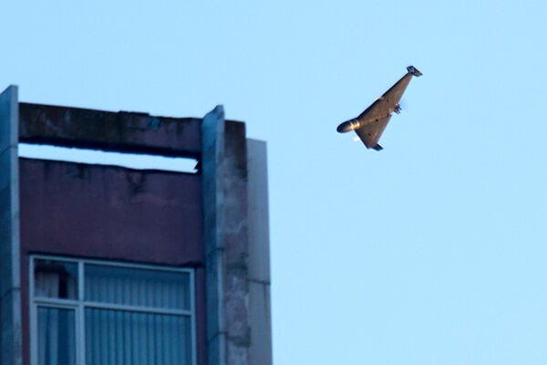 Ruský dron počas útoku na ukrajinskú budovu v Kyjeve. 