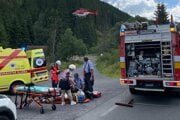Na mieste dopravnej nehody osobného auta a cyklistu v Nižnej Boci.