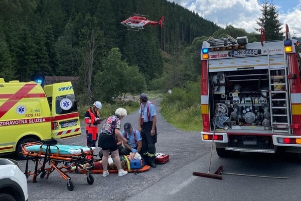 Na mieste dopravnej nehody osobného auta a cyklistu v Nižnej Boci.