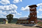 Vyhliadková veža, ktorá v uplynulých týždňoch vyrástla nad obcou Hontianske Tesáre.