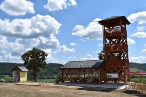 Vyhliadková veža, ktorá v uplynulých týždňoch vyrástla nad obcou Hontianske Tesáre.