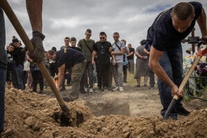 Oleksandra podopierajú, zatiaľ čo Dianu pochovávajú.