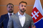 Predseda Hlasu Matúš Šutaj Eštok, v pozadí minister zdravotníctva Kamil Šaško.