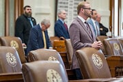 Prázdne kreslá patriace texaským demokratom v budove Kapitolu štátu v Austine v Texase v utorok 5. augusta 2025.