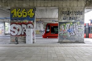 Električka na konečnej zastávke Južné mesto v bratislavskej mestskej časti Petržalka