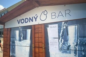 Zavretý je aj vodný bar.