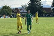 Peter Sališ (v zelenom), zostrelil v prvom polčase Kežmarok dvomi krásnymi gólmi. Na výhru to nakoniec nestačilo. 