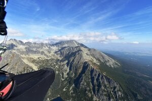 Paraglidista nad Tatrami.