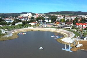 Námestovské Účko. Od tohto leta sa stane jeho súčasťou nové mólo pre lode (vpravo). 