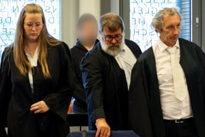 Na archívnej snímke z 30. júla 2025 v nemeckom Wuppertali obžalovaný Daniel S. (druhý zľava) stojí pred začiatkom pojednávania za svojimi advokátmi.