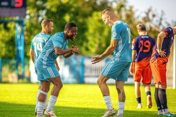 Šaľania získali bod v Prievidzi. Na snímke v popredí Kingsley Iheme a Patrik Krivošík, vzadu vľavo Matúš Kochan. 