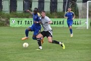 Oravské Veselé (v sivých dresoch) doma vysoko prehrali s Fiľakovom 2:5.