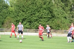 Záber zo stretnutia Komjatice - Semerovo 1:2. 