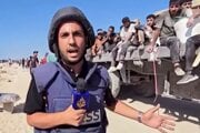 a nedatovanej snímke z videa zverejnenej v pondelok 11. augusta 2025 je počas živého vstupu v meste Gaza novinár, korešpondent al-Džazíry Anás aš-Šaríf.
