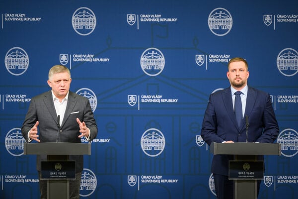 Premiér Robert Fico a minister zdravotníctva Kamil Šaško.