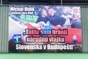 Pútač pri vstupe do Čirča zavesený na budove futbalového štadiónu odkazuje na zákrok starostu počas zápasu v Budapešti.