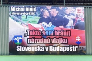 Pútač pri vstupe do Čirča zavesený na budove futbalového štadiónu odkazuje na zákrok starostu počas zápasu v Budapešti.